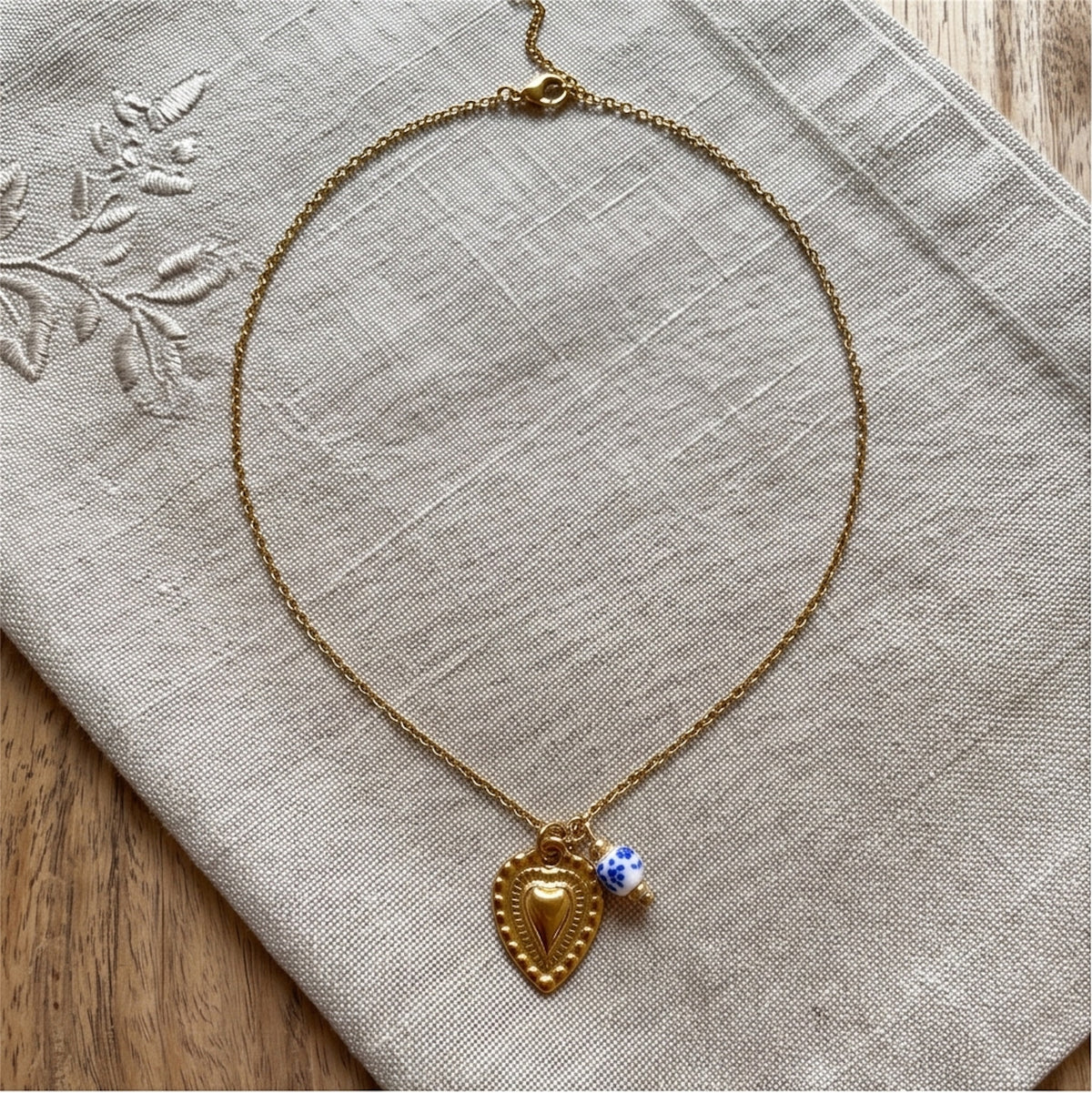 Feine Dirndlkette mit Trachtenherz & Blumenperle