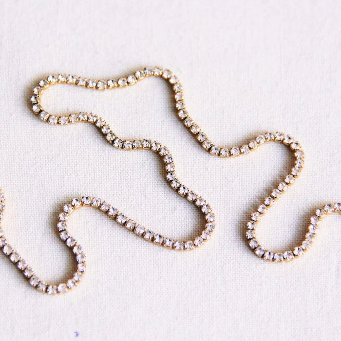 Fein gearbeitete Strass Kette mit Steinchen rings um, 39,5cm lang mit 5cm Verlängerungskette