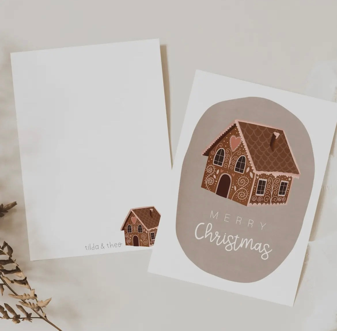 Weihnachtskarte: Merry Christmas. Aufgedruckt mit Braun rosa Lebkuchenhaus. Gedruckt auf Naturpapier