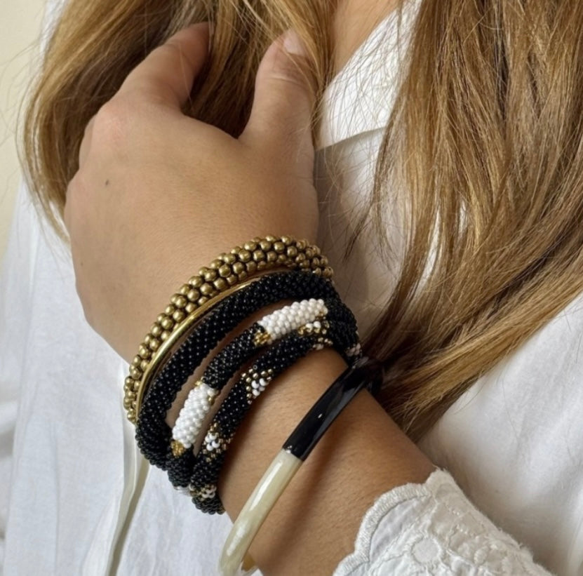 Fair Trade hergestelltes Glasperlen Armband mit Miyuki Perlen. Handgearbeitet in den Farben Schwarz, Weiß und