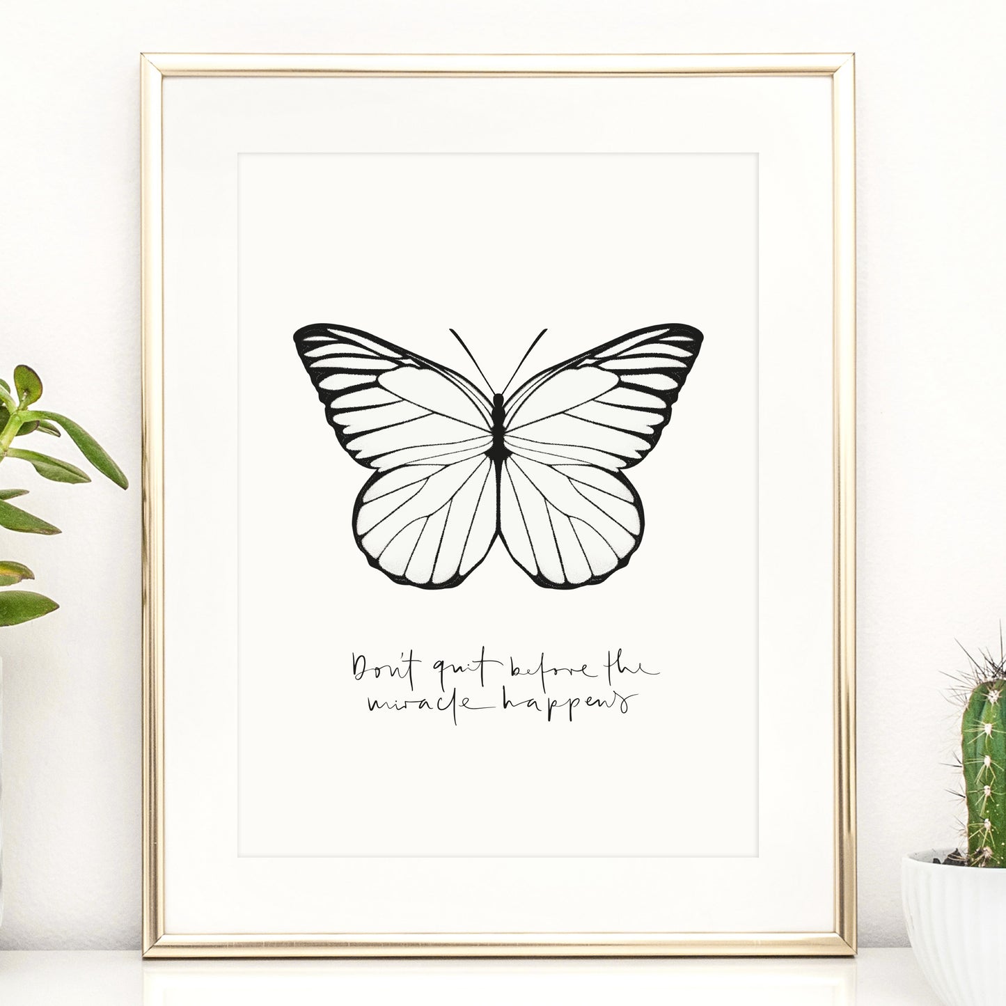 Das Sprüche Poster "Don't quit before the miracle happens" wird auf hochwertigem, 300 g/m² mattem Papier hergestellt.