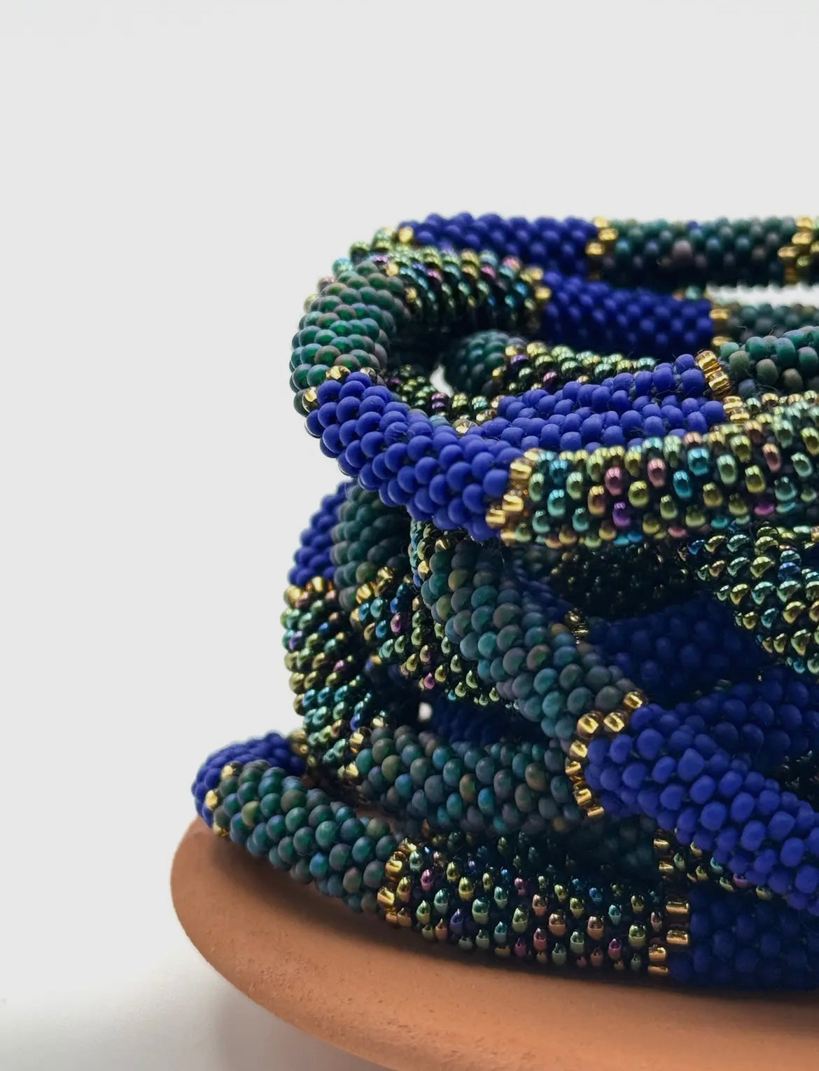Handgefertigtes Glasperlen Armband aus Nepal in Petrol, Gold bis hinzu einem leichten Grünschimmer.