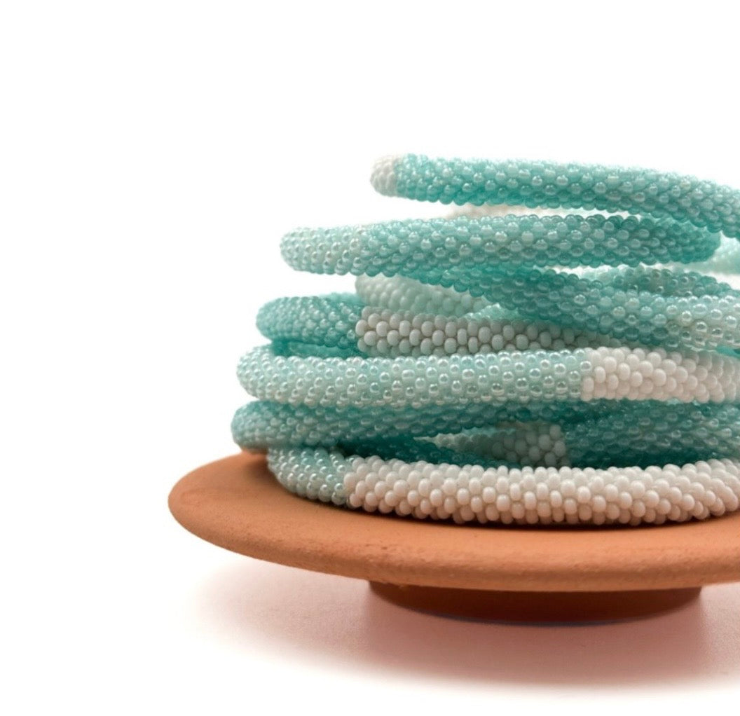 Handgefertigtes Gasperlen Armband aus Nepal mit Miyuki Perlen in mint und weiß