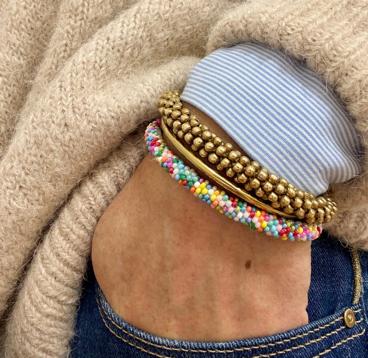 Fair Trade hergestelltes Glasperlen Armband mit Miyuki Perlen. Dieses Armband ist etwas dicker gearbeitet! Von Hand hergestellt in der Farbe Messing.