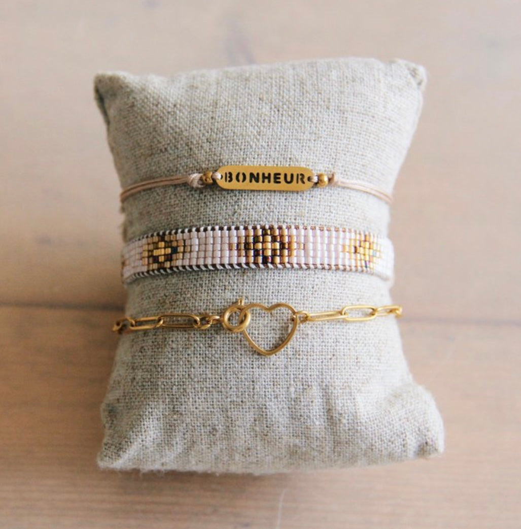 Hübsches gewebtes Armband in der Farbe nude, cognac & gold. Durch den Schiebeknoten ist es variabel verstellbar. In filigraner Handarbeit hergestellt.