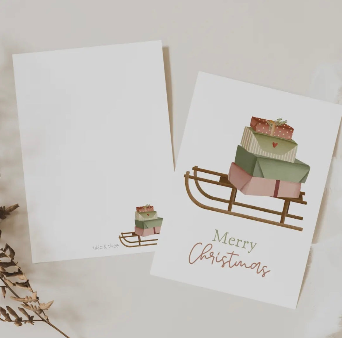 Weihnachtskarte: Merry Christmas. Schlitten mit bunten Päckchen. Gedruckt auf Naturpapier