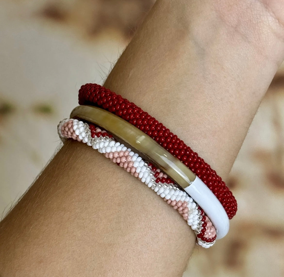 Fair Trade hergestelltes Glasperlen Armband mit Miyuki Perlen. Handgearbeitet in Boho Muster mit den Farben Hell Rosa, Rot, Weiß und Silber