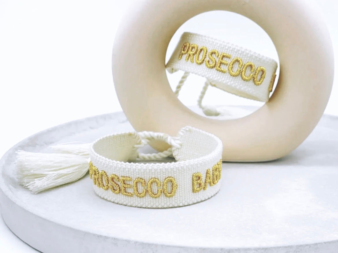 Tolles Statement Armband im Bohostyle Farbe Ecru mit goldener Aufschrift "Prosecco Baby"