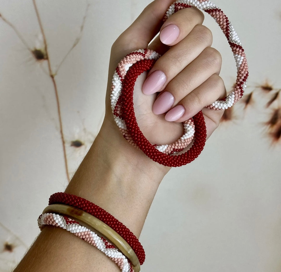 Fair Trade hergestelltes Glasperlen Armband mit Miyuki Perlen. Handgearbeitet in Boho Muster mit den Farben Hell Rosa, Rot, Weiß und Silber