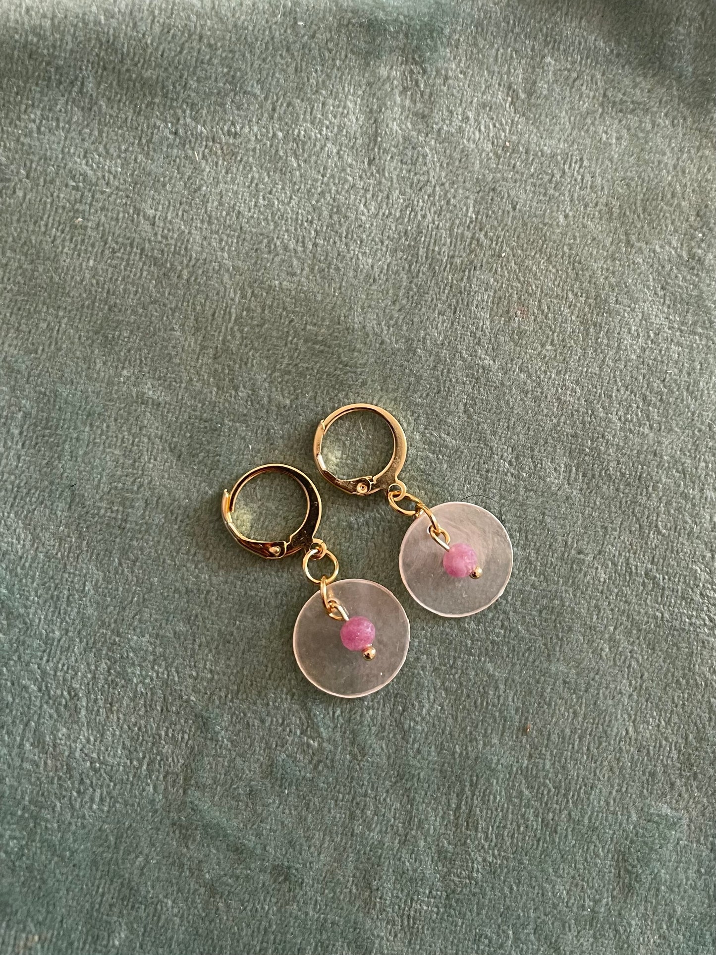 Ohrringe aus Edelstahl mit einer Muschelplatte und einem rosa Turmalin- Stein im Facettenschliff.