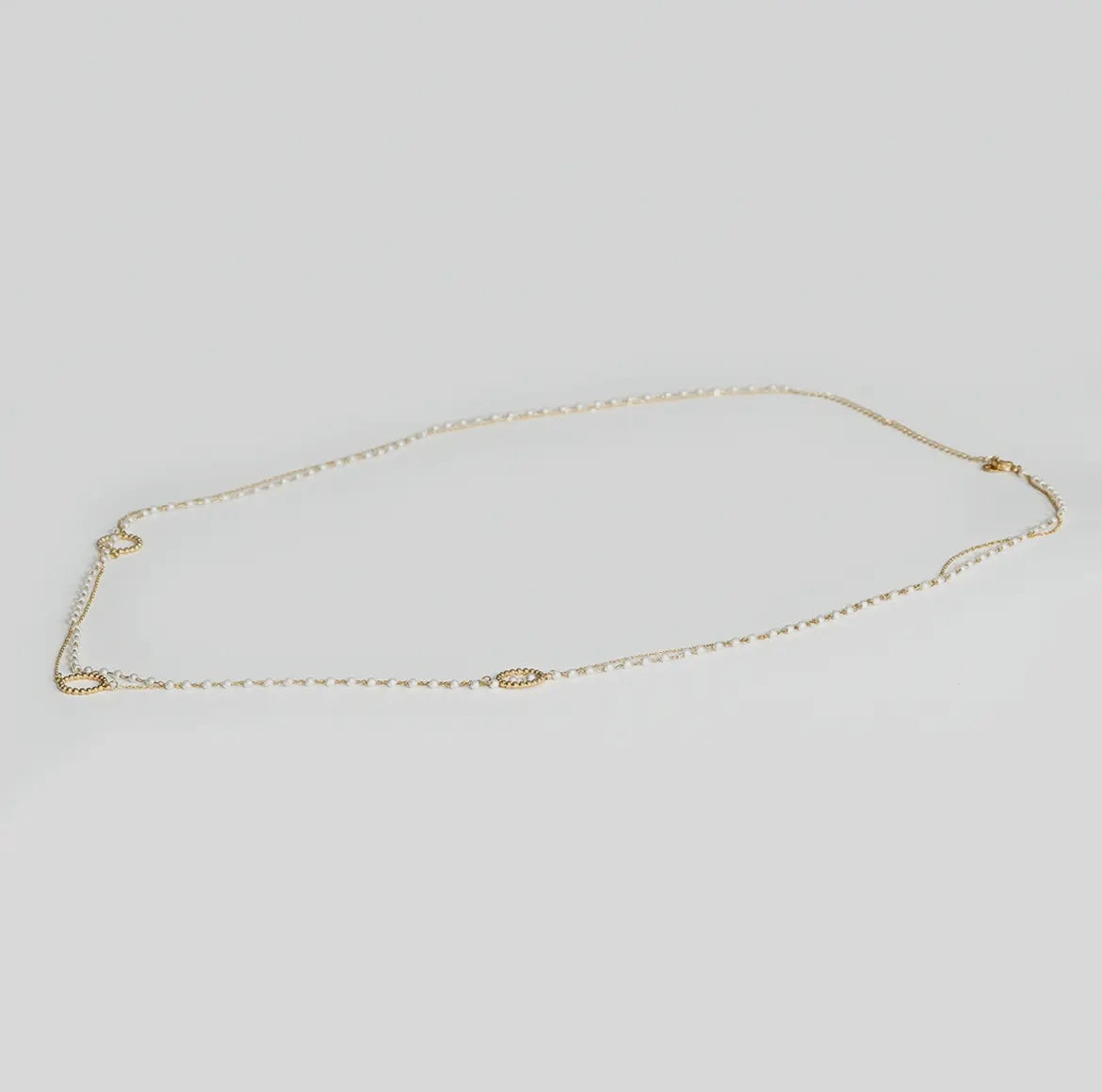 Lange goldene zweireihige Edelstahl Kette. Mit einer Gliederkette und eine Kette mit kleinen weißen Perlchen.