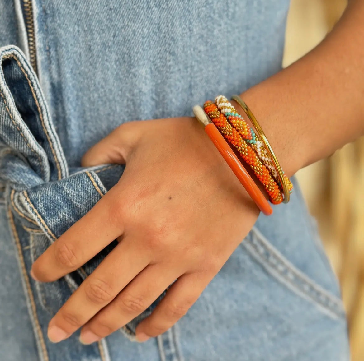 Fair Trade hergestelltes Glasperlen Armband mit Miyuki Perlen. In Handgearbeitet in knalligem Orange und Gold!