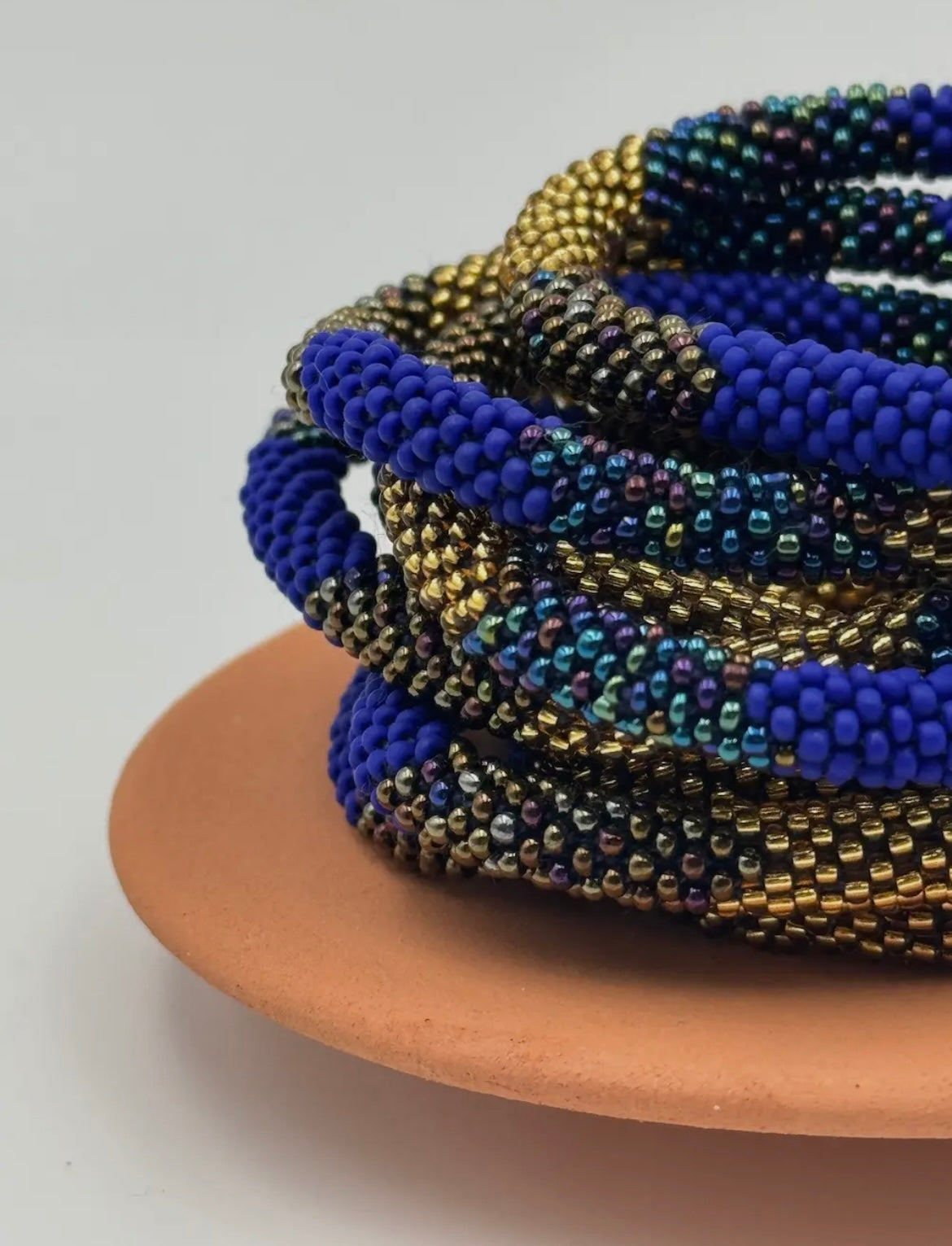 Handgefertigtes Glasperlen Armband aus Nepal mit royal blau, Gold, bronze Miyuki Perlen