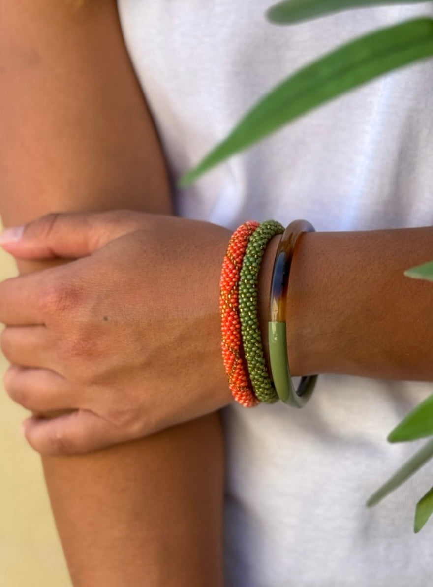 Fair Trade hergestelltes Glasperlen Armband mit Miyuki Perlen. Handgearbeitet in grün mit goldenen Akzenten!