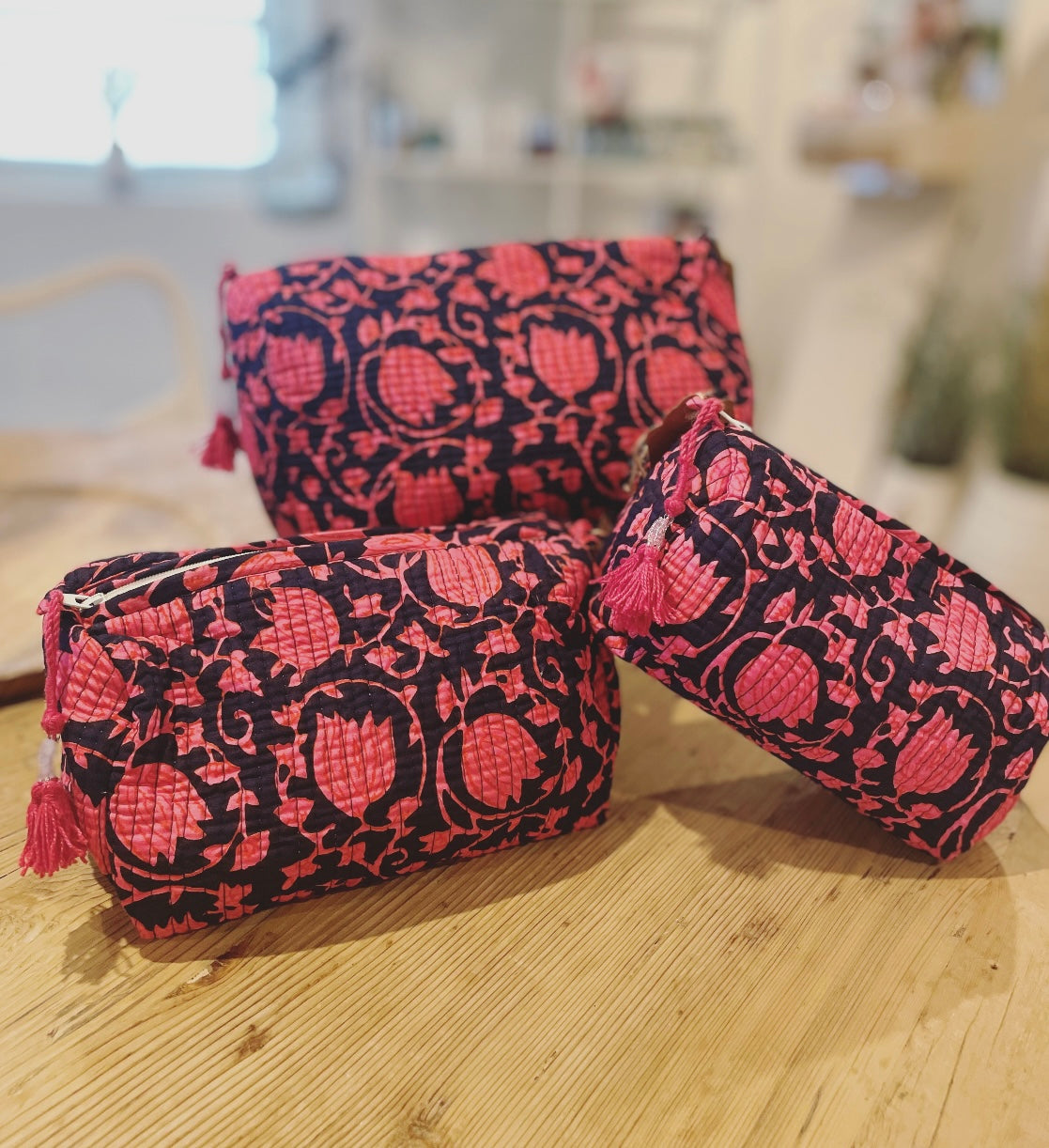 Praktische blaue Kulturtasche im Ripp-Design mit rosa/ roten Blumen. Innen mit einem wasserfesten Bezug und zwei kleinen Fächern!