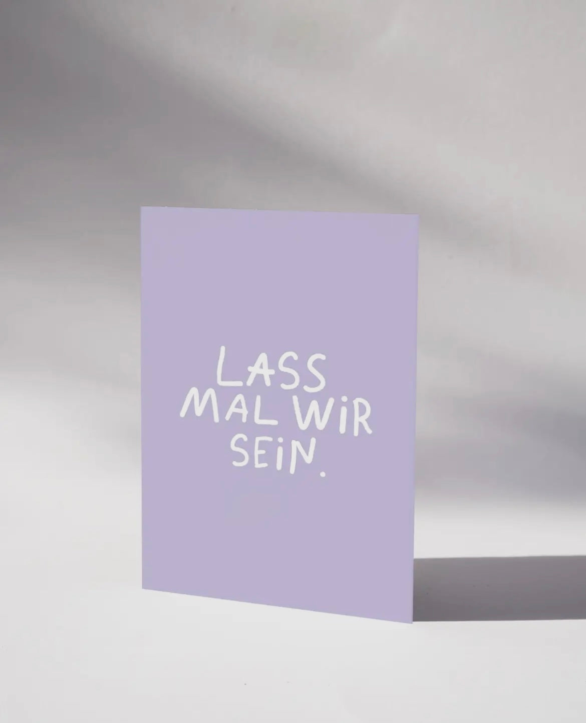 Lass dich verzaubern von den liebevoll gestalteten Postkarten auf hochwertiges Naturpapier und 100 % Recyclingpapier. Hier erhältst du natürliche Postkarten kreiert und designed in Deutschland. Aufschrift " Lass mal Wir sein!"