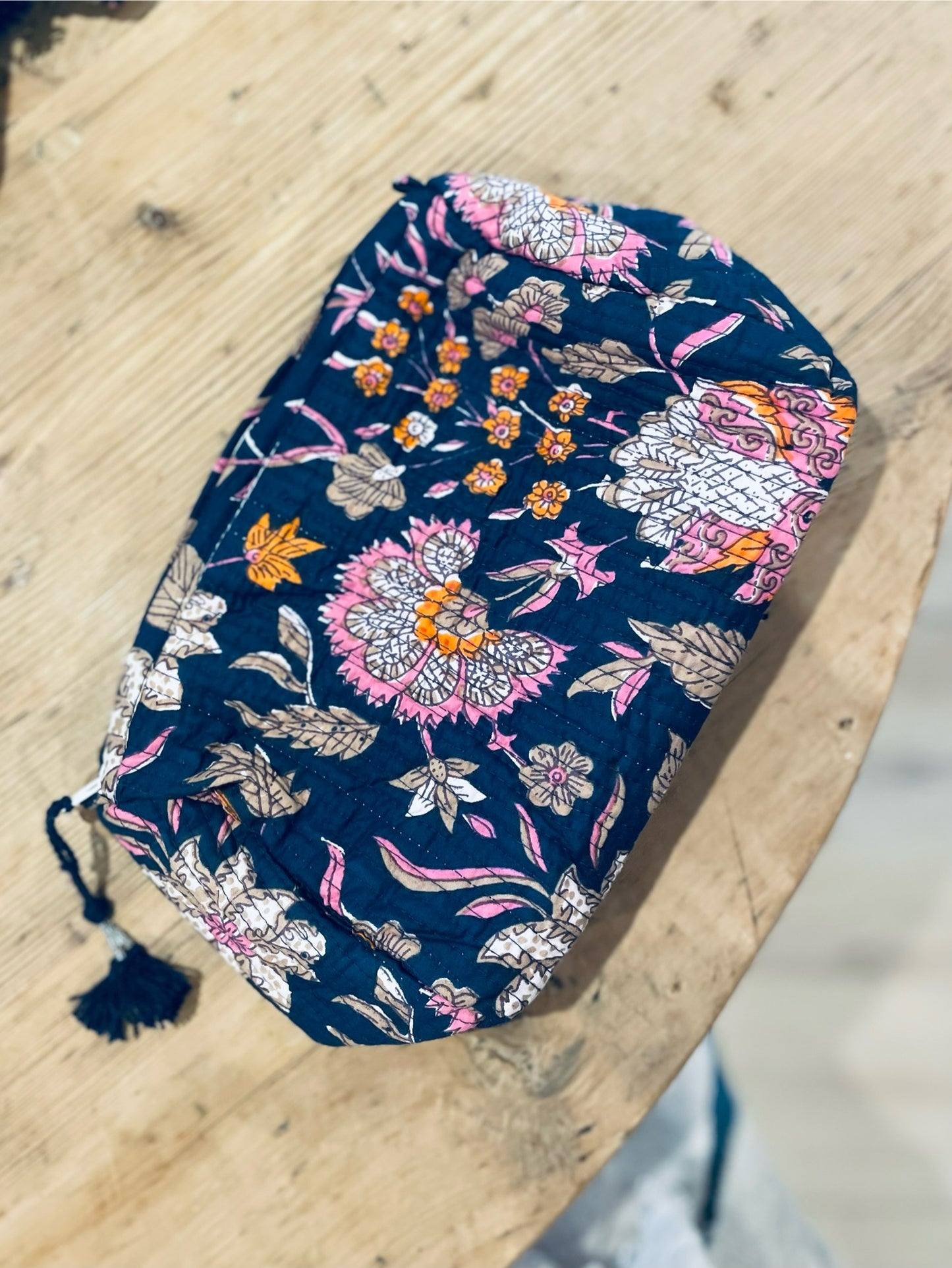 Praktische blaue Kulturtasche im Ripp-Design mit rosa Blumen und beigen Ranken. Innen mit einem wasserfesten Bezug und zwei kleinen Fächern!