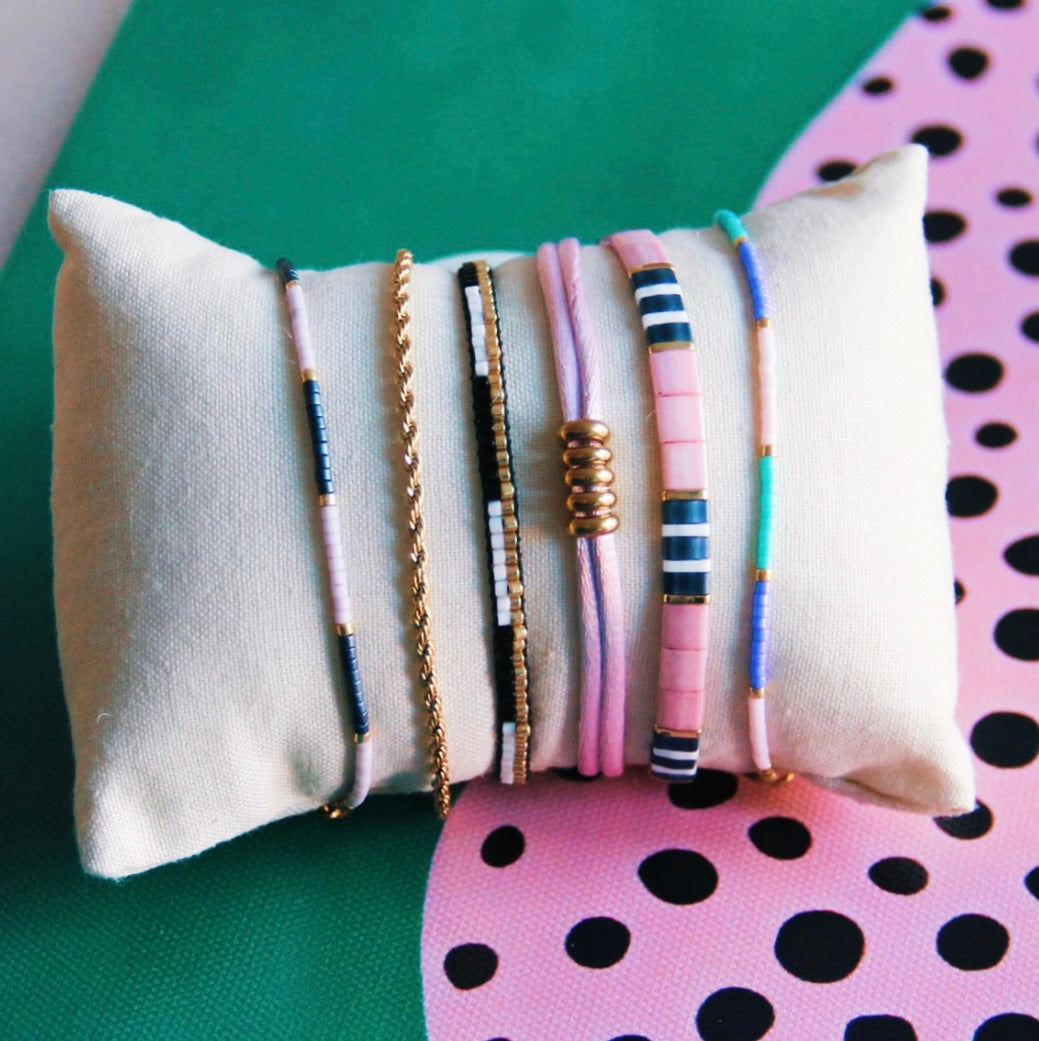 Colour Blocking mit diesem tollen farbenfrohen Perlen Armband in lila/mint. Durch den Schiebeknoten ist es variabel verstellbar. Armband mit Miyuki Glasperlen