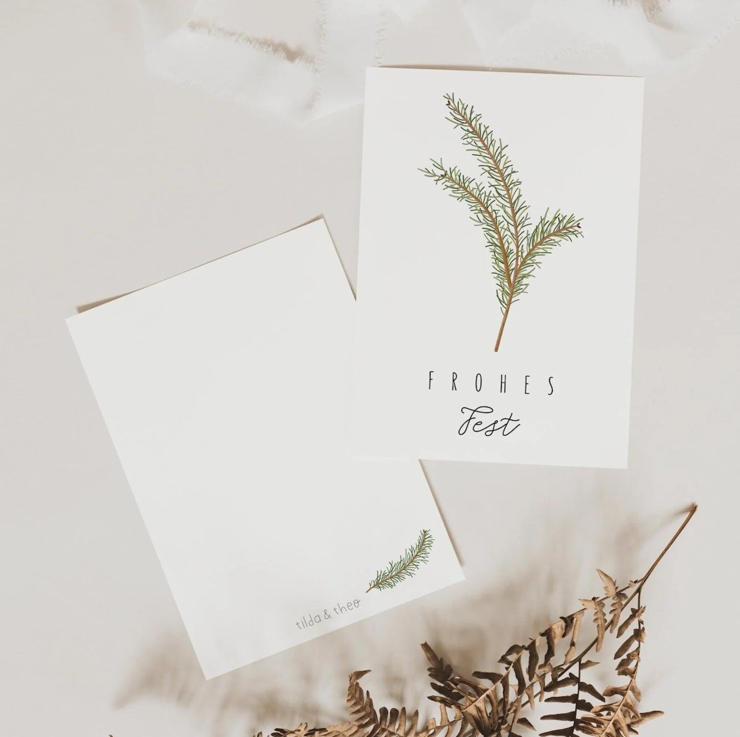Postkarte "Frohes Fest" mit Tannenzweig Illustration von Tilda & Theo im A6 Format. Auf hochwertiges Naturpapier gedruckt.