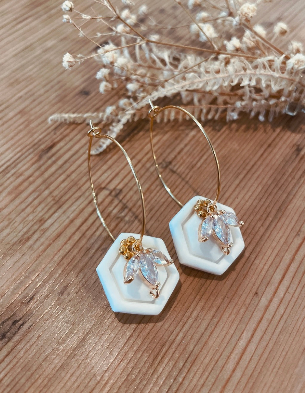 Edelstahl Creole Filigran mit weißem Polymer Clay Anhänger und Kristall Charm in Blüten Optik