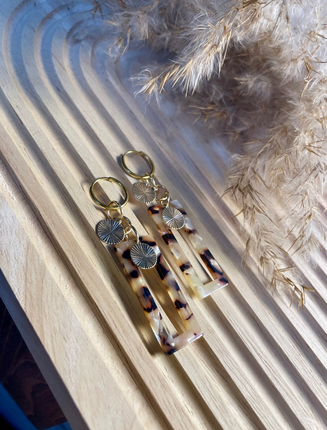 Edelstahl Klick Creole mit einem länglich eckigen Acetat Anhänger mit Schildpatt Muster und kleiner Edelstahl Plättchen im Boho Design.
