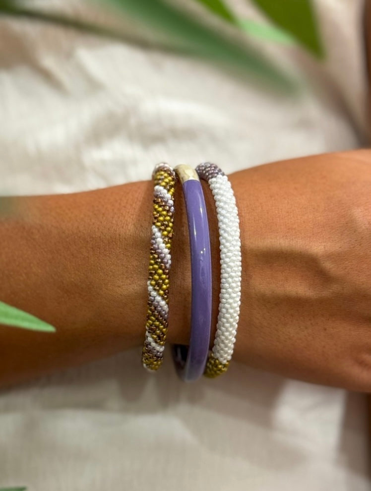 Handgefertigtes Glasperlenarmband mit Miyuki Perlen. Fair Trade Handgefertigt in Nepal! Farbe: weiß, Senf und Flieder