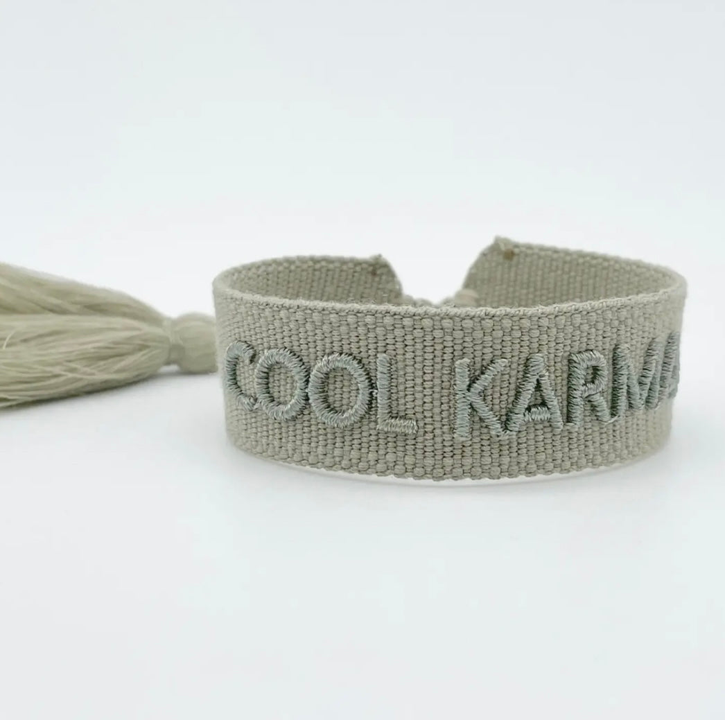 Statement Armband in Eukalyptus Schriftzug "COOL KARMA". Über Schiebeknoten verstellbar.