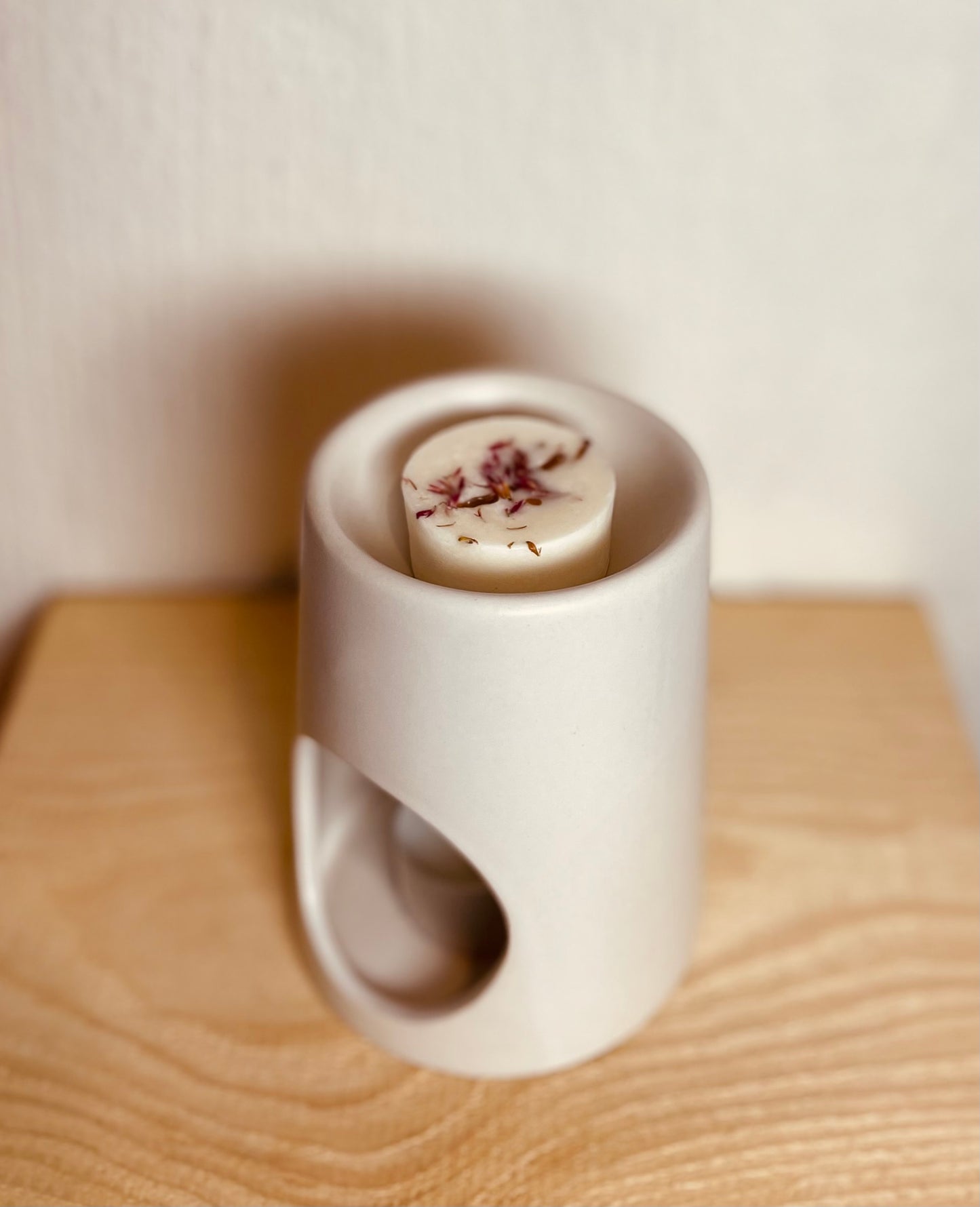 Duftmelts mit rein natürlcihen Düften wie Mandel, Vanille, Rum, Zimt, Moschus und Karamell. Duftmelt in eine Duftlampe legen und schmelzen lassen. Der Duft verteilt sich im ganzen raum.