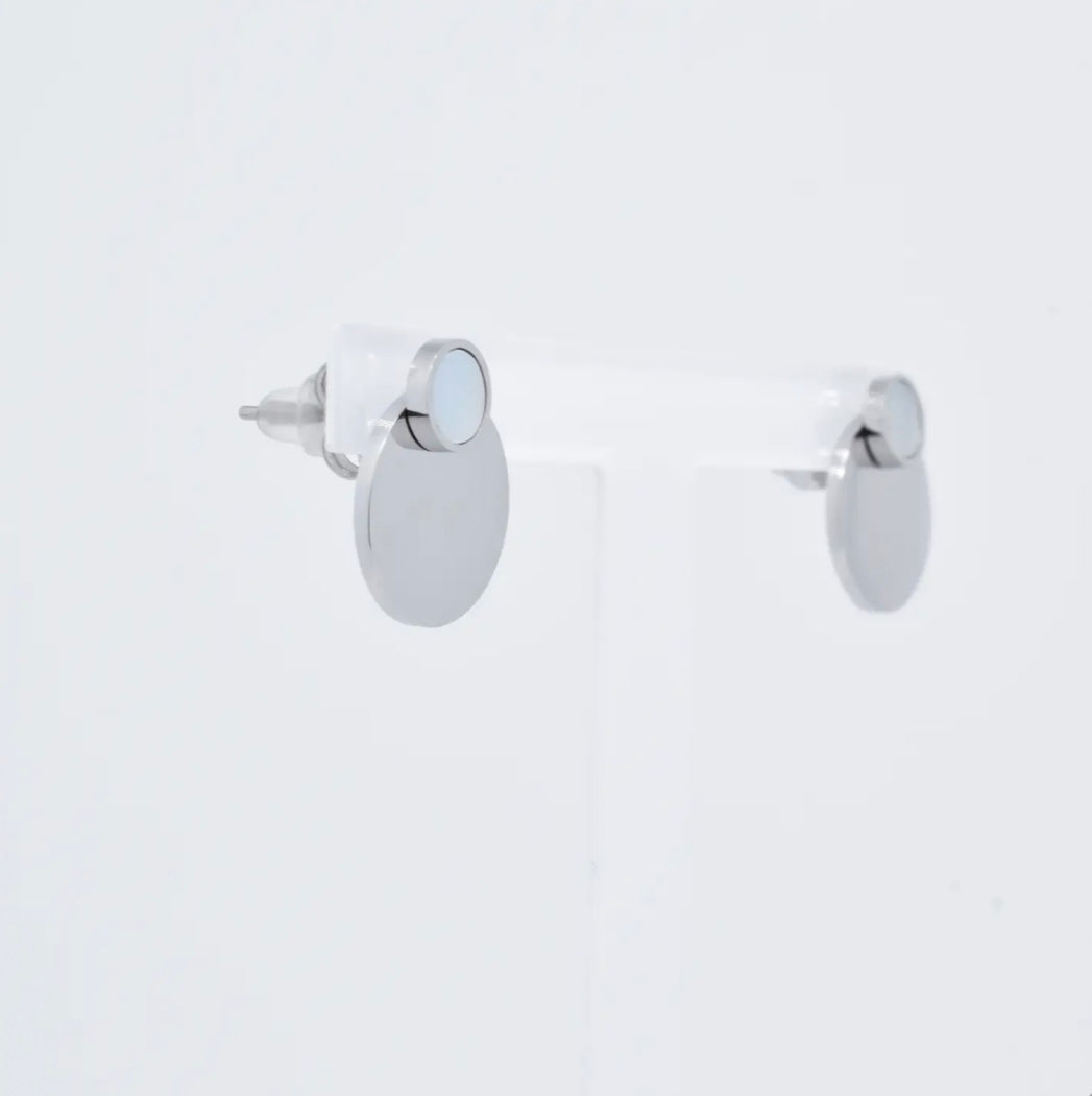 Elegante Ohrstecker aus silbernem Edelstahl. Im Stecker ist ein kleiner Perlmutt Stein eingearbeitet, der dem Ohrring eine besonders schöne Optik verleiht.