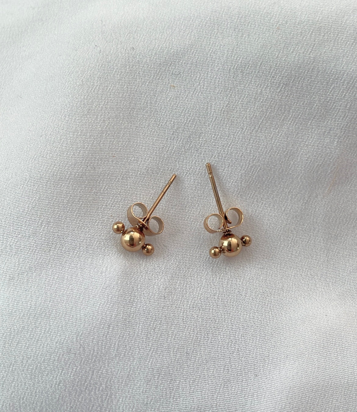 Mini Stecker in Gold! Je drei Kügelchen schenken dIdeen Ministeckern ihr wunderbares Funkeln und Glitzern.