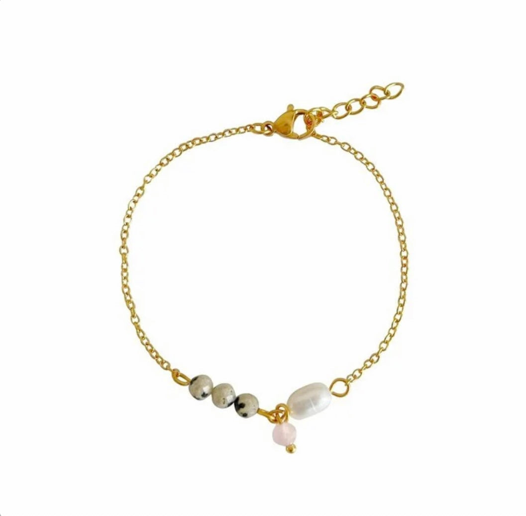 Jaspis-, Perlen- und Rosenquarzarmband in Gold, aus Edelstahl. Die dalmatinischen Jaspissteine und der Rosenquarzstein sind facettiert geschliffen und glänzen wunderschön. Die Perle ist eine echte Süßwasserperle.