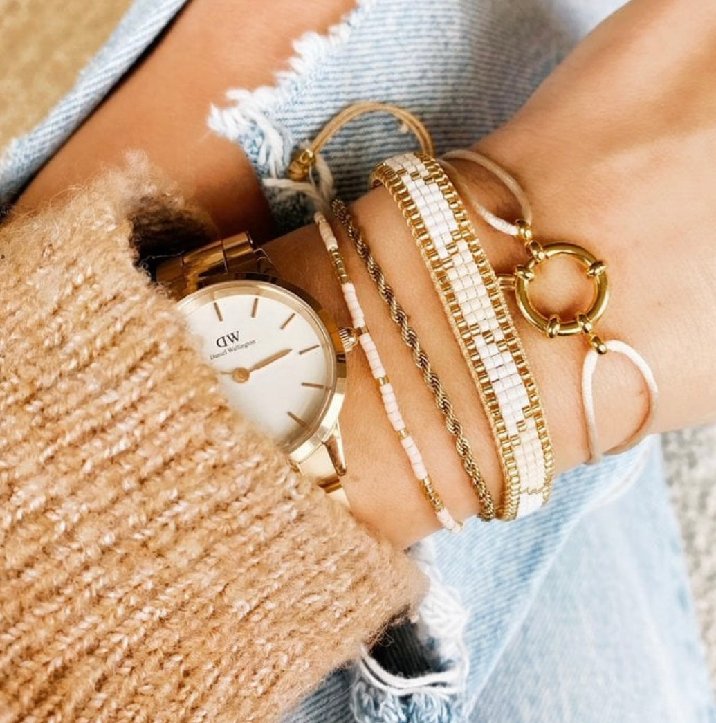 Gewebtes Armband in der Farbe weiß & gold. Durch den Schiebeknoten ist es variabel verstellbar. Mit Miyuki Glasperlen