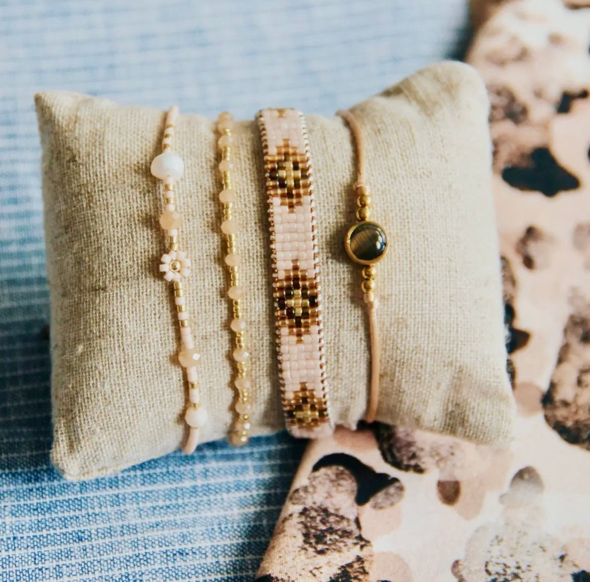 Miyuki-Armband in den Farben Nude und Gold mit facettierte Perlen und eine Gänseblümchenblume. Mit Schiebeknoten individuell verstellbar.