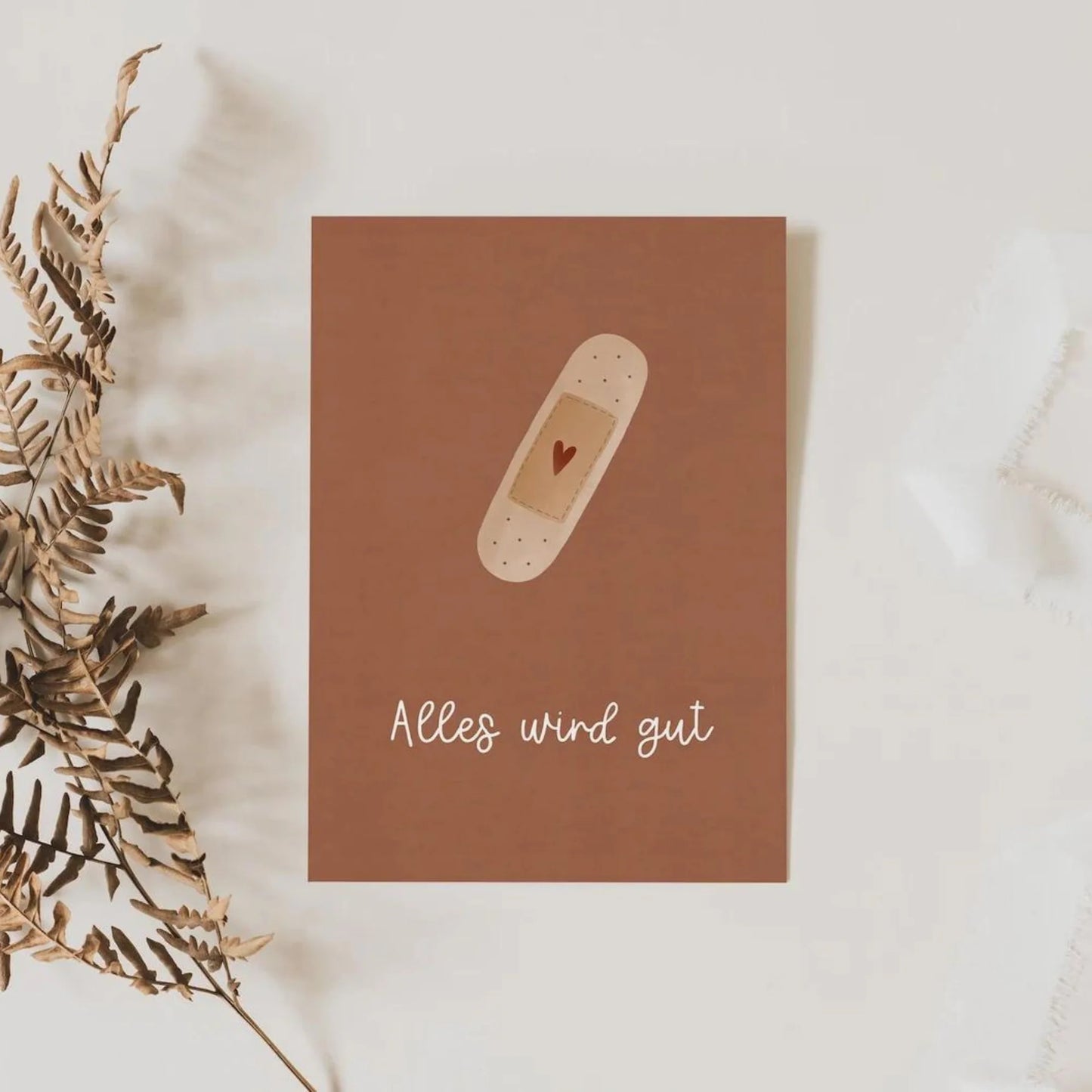 Postkarte zur "Alles wird gut" mit HerzchenPflaster Illustration von Tilda & Theo im A6 Format. Auf hochwertiges Naturpapier gedruckt.