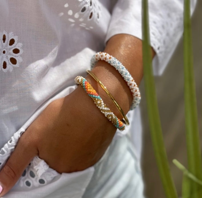 Fair Trade hergestelltes Glasperlen Armband mit Miyuki Perlen! Handgearbeitet in knalligen Orange, Gold, Türkis und weiß