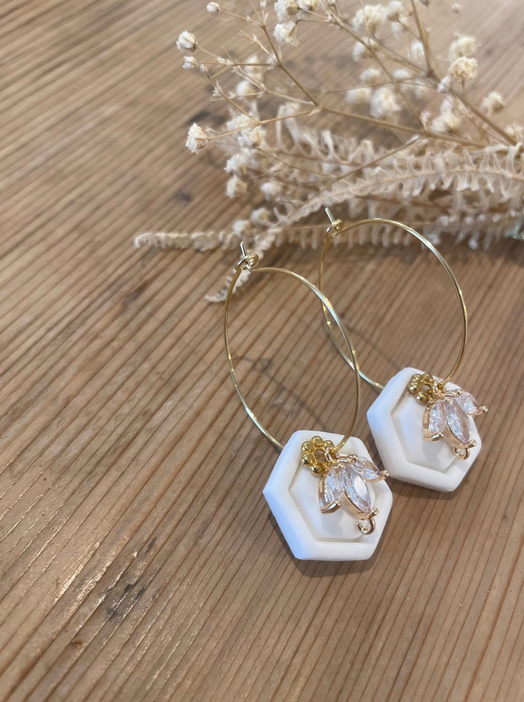 Edelstahl Creole Filigran mit weißem Polymer Clay Anhänger und Kristall Charm in Blüten Optik