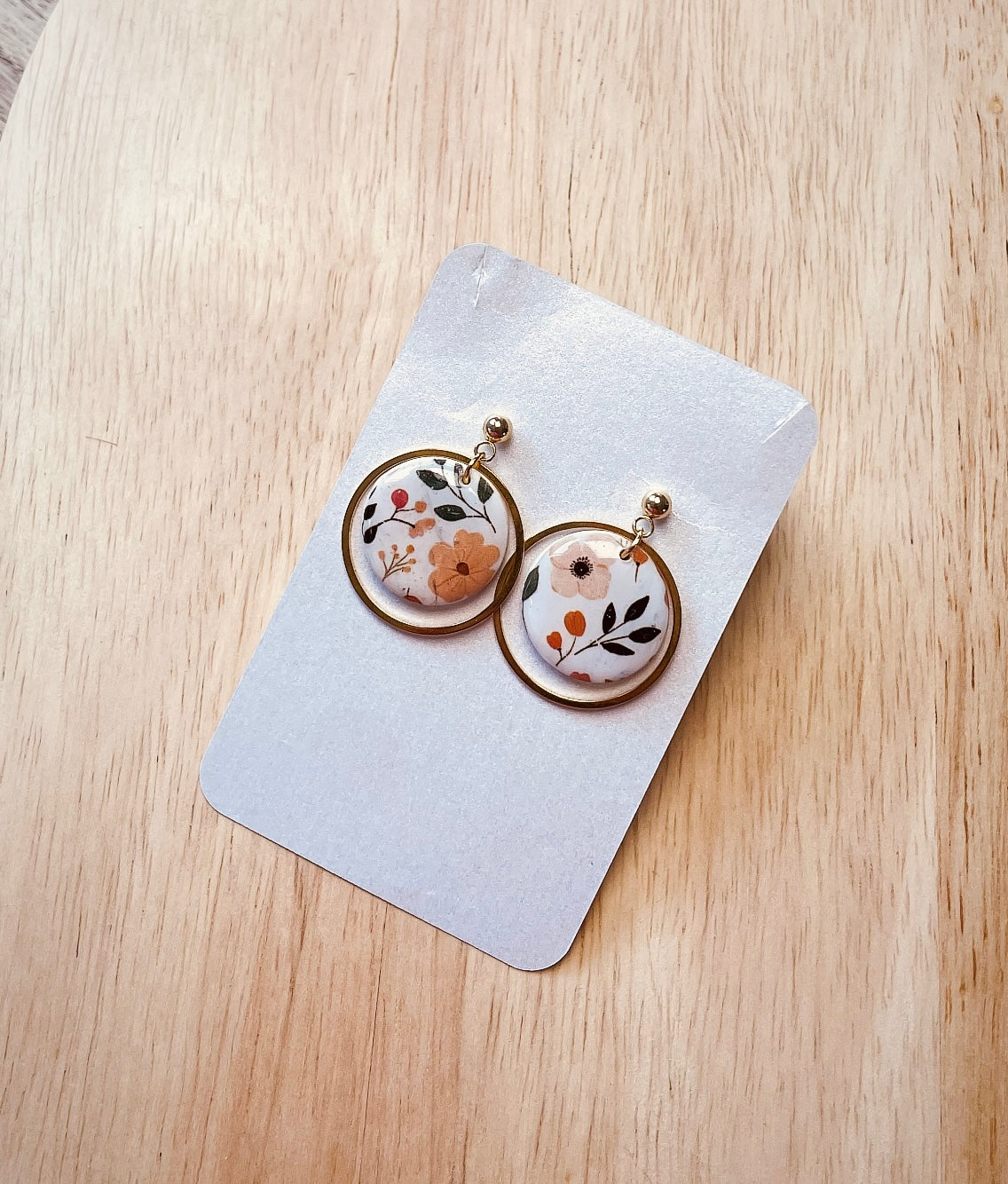 Polymer Clay Ohrringe mit filigranem Stecker und Polymer Clay Anhänger mit Blumen und Edelstahlring.
