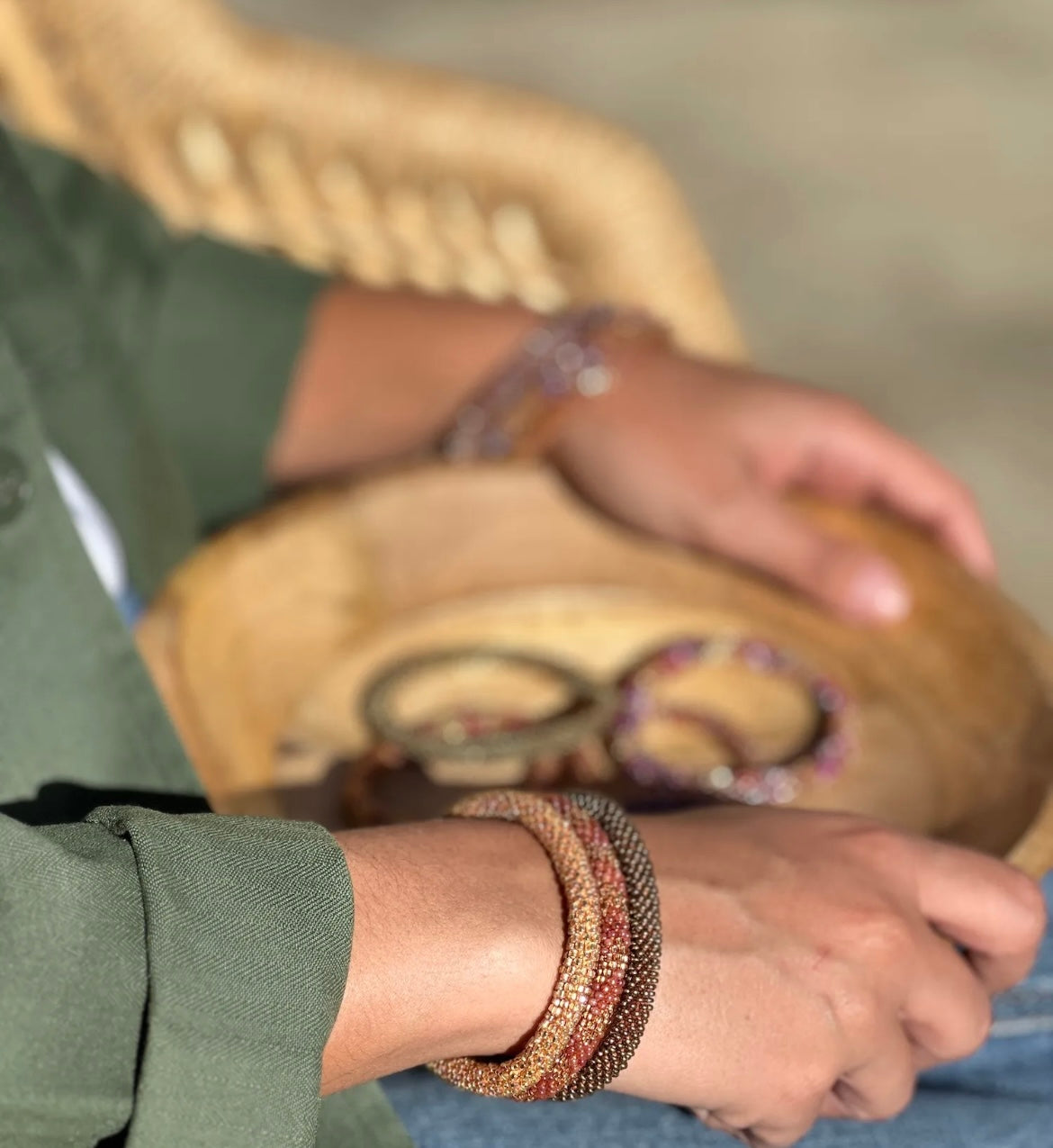 Fair Trade hergestelltes Glasperlen Armband mit Miyuki Perlen. In Handgearbeitet in elegantem Gold.