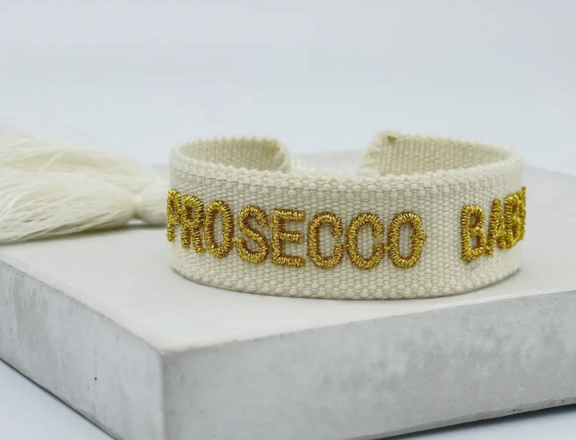 Tolles Statement Armband im Bohostyle Farbe Ecru mit goldener Aufschrift "Prosecco Baby"