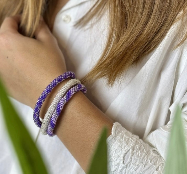 Fair Trade hergestelltes Glasperlen Armband mit Miyuki Perlen. Handgearbeitet in den Farben Flieder, lila und Silber!