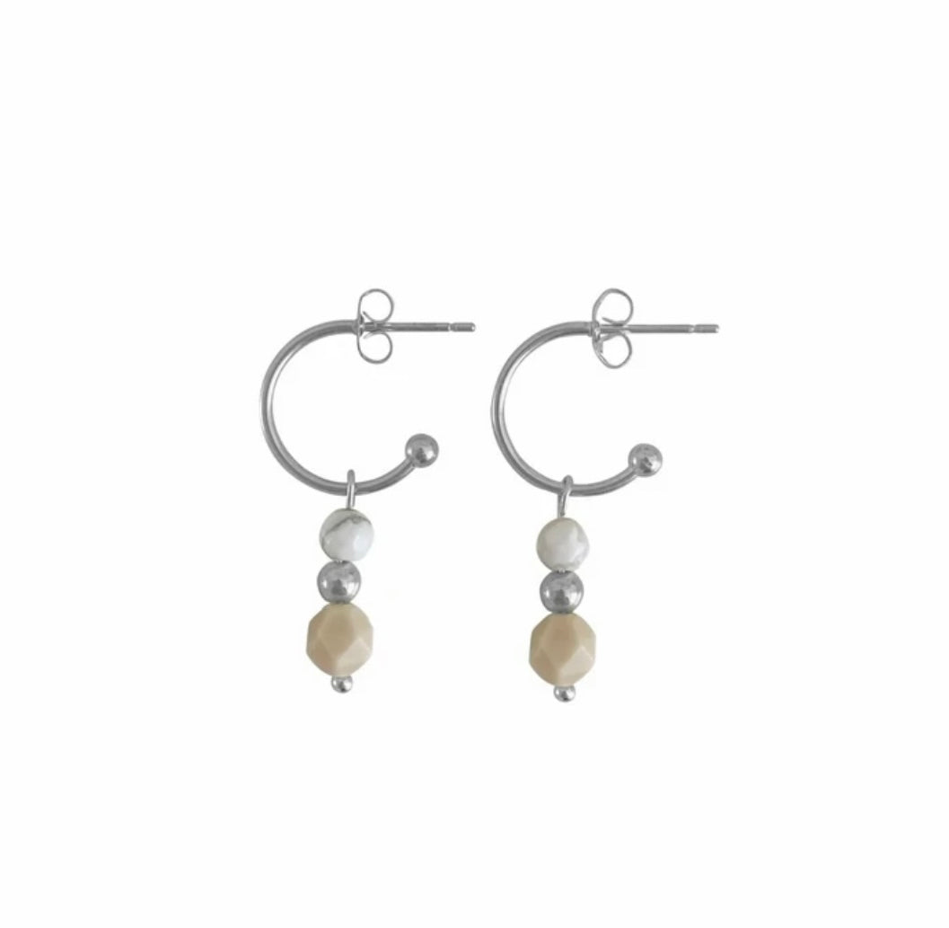 Silberne Ohrringe aus Edelstahl mit einem Howlith-Stein, einer kleinen Edelstahlperle und einem Jade-Stein im Facettenschliff.