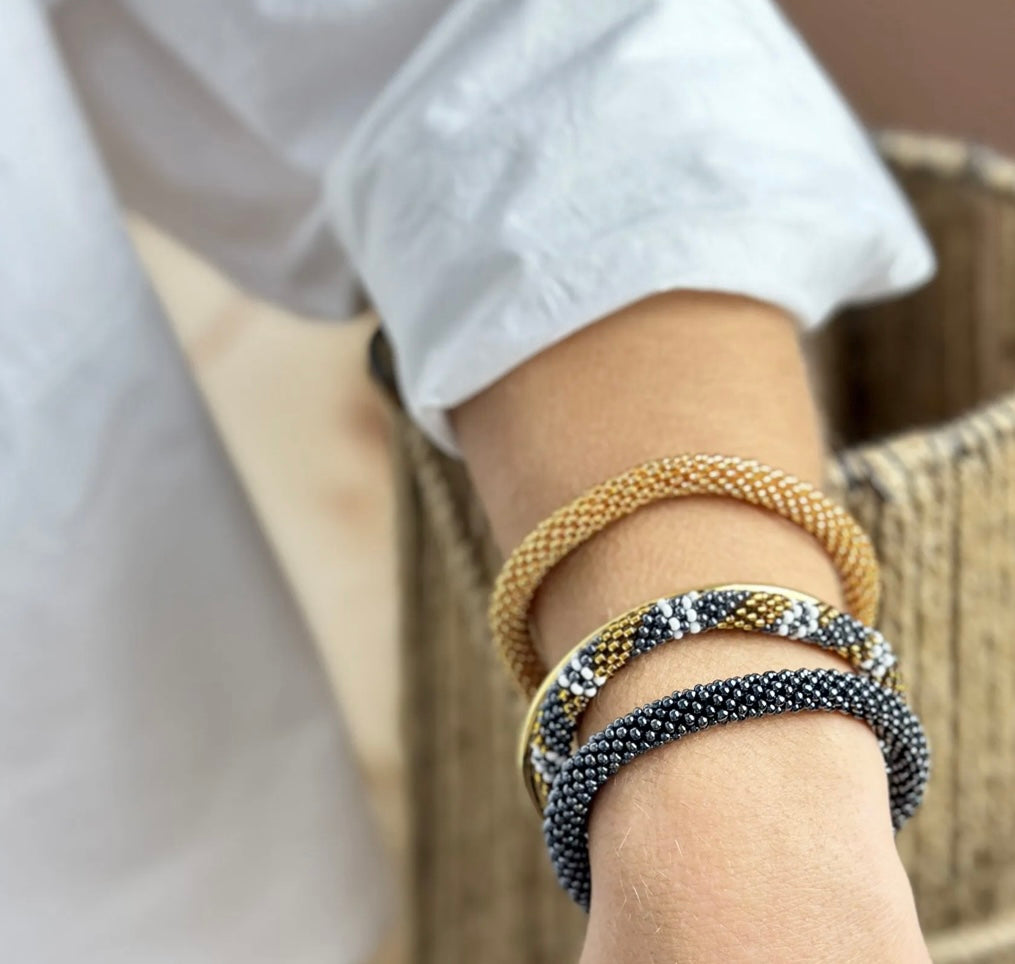 Fair Trade handgefertigtes Glasperlen Armband in Anthrazit glänzend