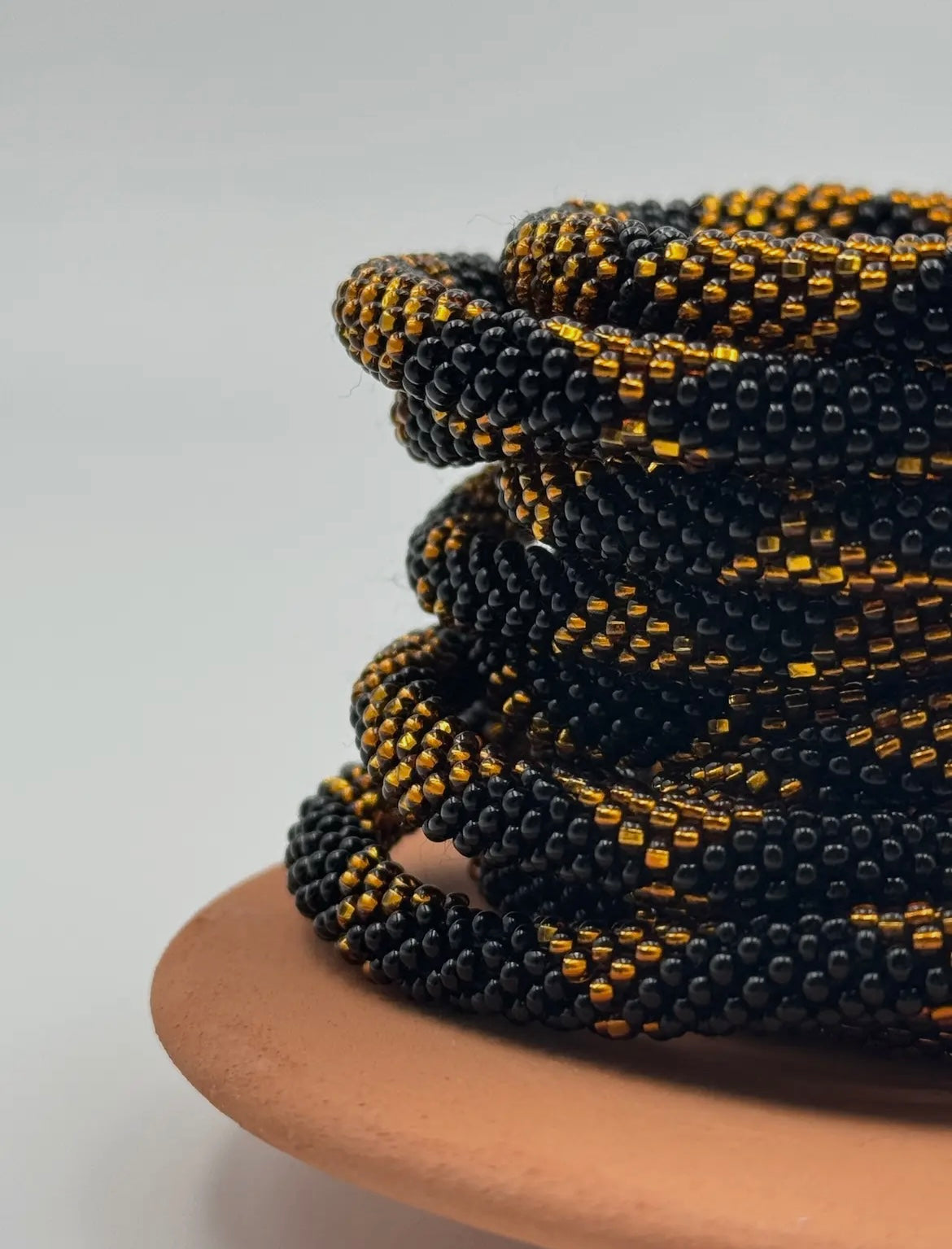 Handgefertigtes Gasperlen Armband mit Miyuki Perlen in schwarz gold boho Msuter