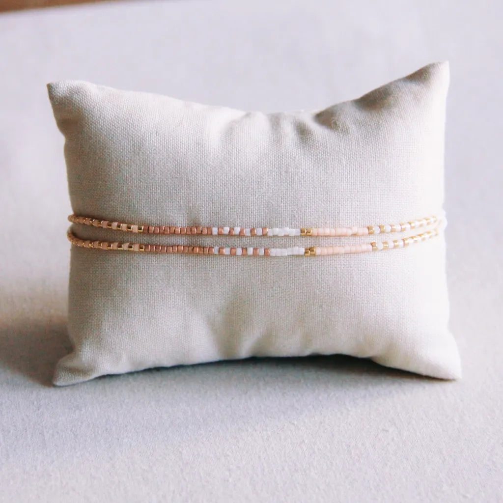 Zweifaches Miyuki Armband in nude, weiß und taupe mit größenverstellbarem Schiebeknoten!
