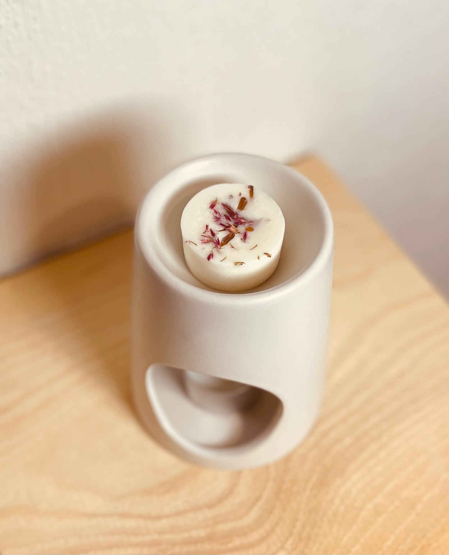 Duftmelts mit rein natürlcihen Düften wie Mandel, Vanille, Rum, Zimt, Moschus und Karamell. Duftmelt in eine Duftlampe legen und schmelzen lassen. Der Duft verteilt sich im ganzen raum.