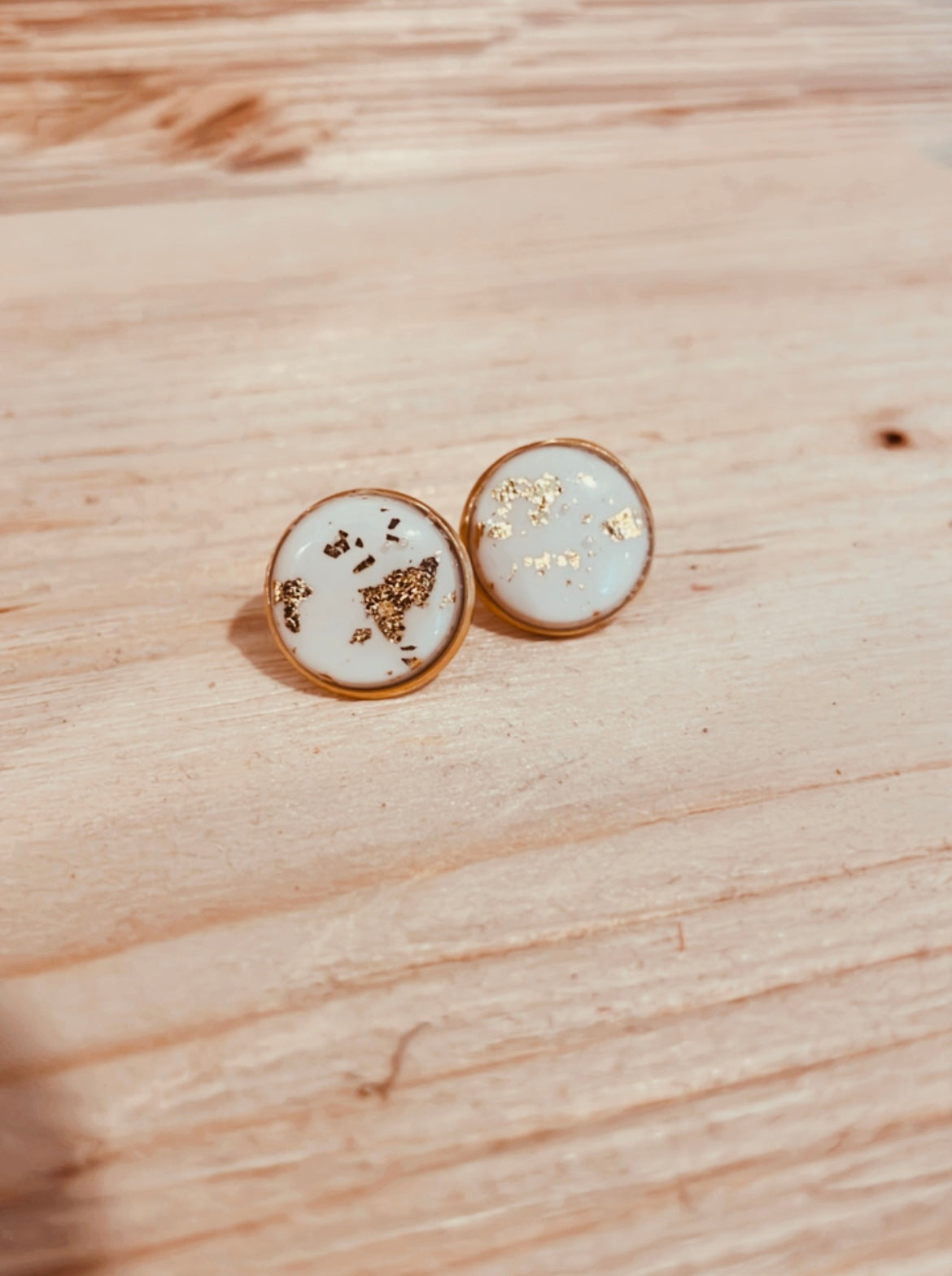 Edelstahl Ohrringe mit weißem Polymer Clay Stecker mit Blattgold