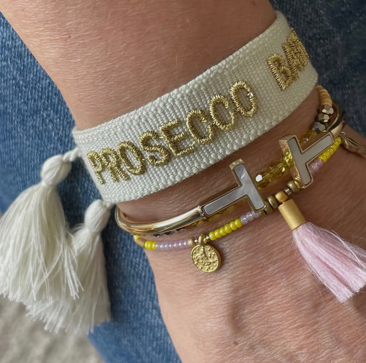 Tolles Statement Armband im Bohostyle Farbe Ecru mit goldener Aufschrift "Prosecco Baby"