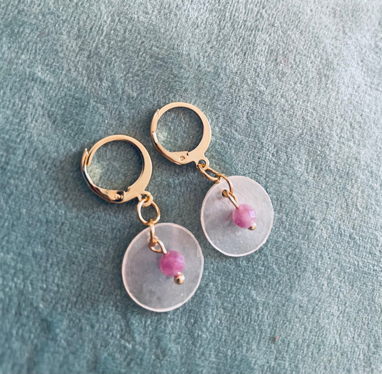 Ohrringe aus Edelstahl mit einer Muschelplatte und einem rosa Turmalin- Stein im Facettenschliff