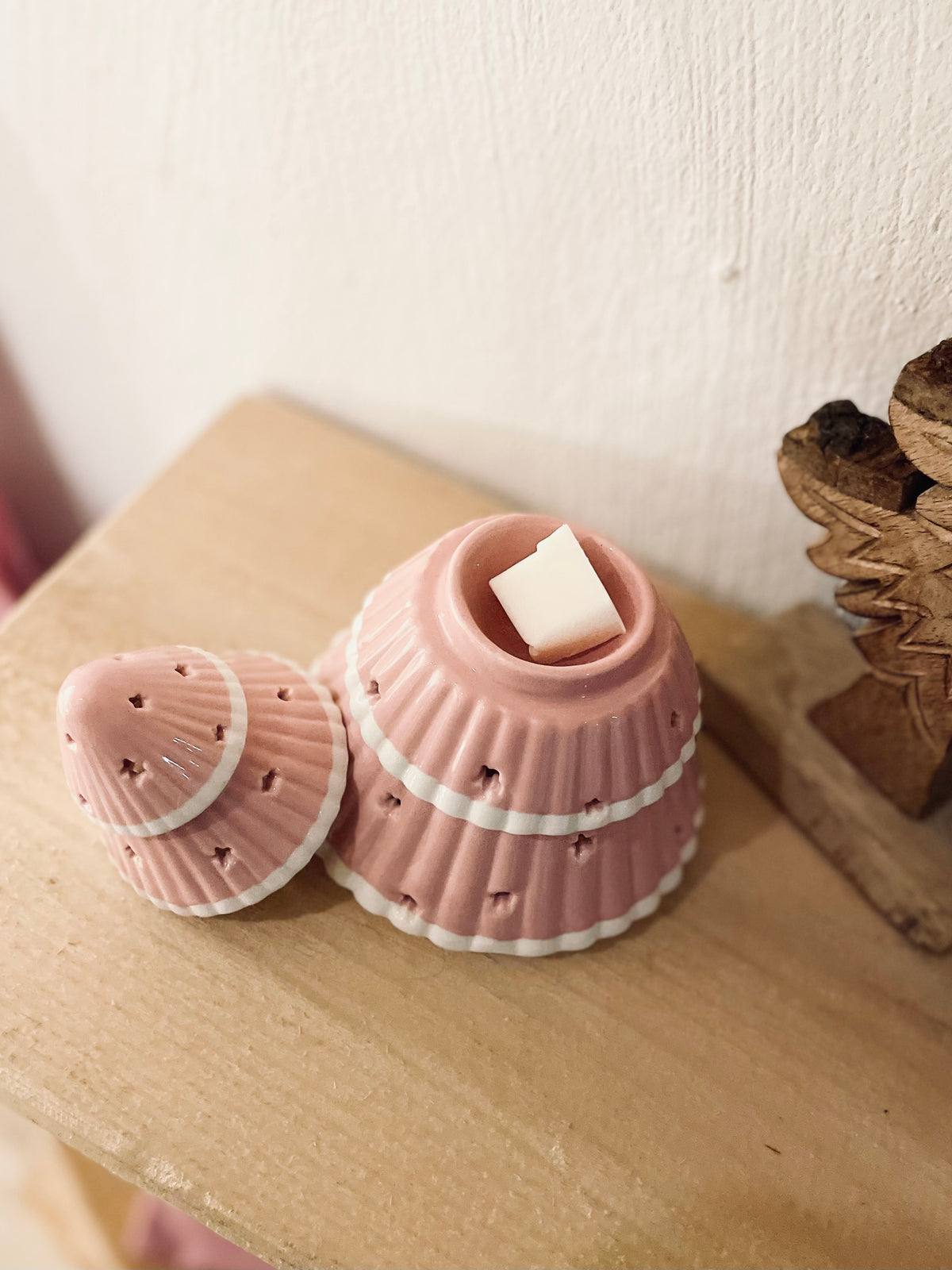 Rosa Duftlampe von Something Different mit Winter Duftachs
