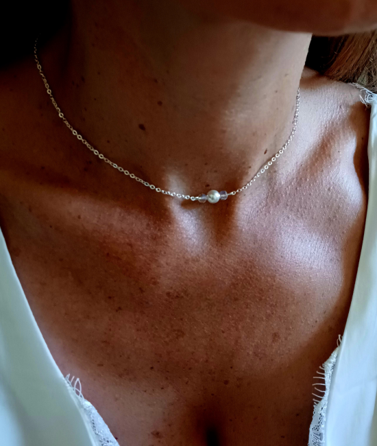 Silberne Rücken Halskette mit feiner Gliederkette mit einer Perle und zwei klaren Kristallperlen vorne. Im Rückenbereich mit drei unterschiedlich langen hängenden Gliederketten, am Ende mit je drei unterschiedlich großen Perlen! Rückenteil ist abnehmbar !